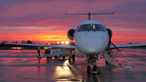 Aviones-Embraer-Preparados-Para-Volar-En-Una-Hermosa-Puesta-De-Sol