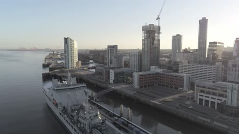 Liverpool-Frente-Al-Mar-Vista-Aérea-Marina-Real-Militar-Barco-Amanecer-Edificios-De-Gran-Altura-Horizonte-Retroceder-Descender