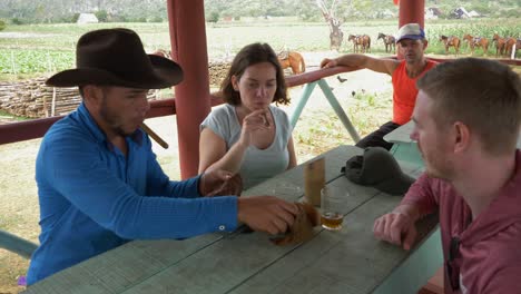 Hombre-Cubano-Local-Que-Muestra-A-Los-Turistas-Cómo-Hacer-Cigarros