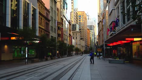 George-Street-Sydney-Isoliert-Im-Einzelhandelsbereich-Wegen-Coronavirus-Bei-Sonnenuntergang---Statische-Aufnahme