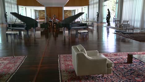 Muebles-Y-Piano-Alemán-En-La-Sala-De-Música-Del-Palácio-Da-Alvorada,-Reflejados-En-La-Pared-De-Espejos