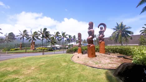 Native-sculptures-beside-beach-on-Hawaiian-island-Oahu