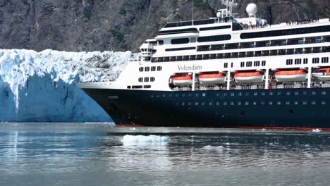 Glacier-Bay,-Alaska,-USA,-16.-Juli-2016:-Kreuzfahrtschiff-Vor-Dem-Margerie-Gletscher,-Szenisches-Kreuzen-An-Einem-Sonnigen-Tag