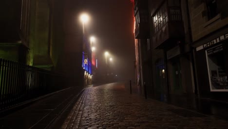 Empty-Royal-Mile-on-a-quiet-foggy-night--Zooming-in