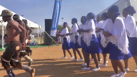 Hombres-Y-Mujeres-De-Batswana-Actuando-En-Un-Festival-Cultural