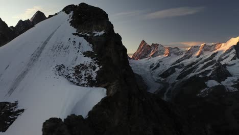 Luftaufnahme-Eines-Wunderschönen-Und-Erstaunlichen-Sonnenaufgangs-In-Den-Alpen-Der-Schweiz-Im-Sommer
