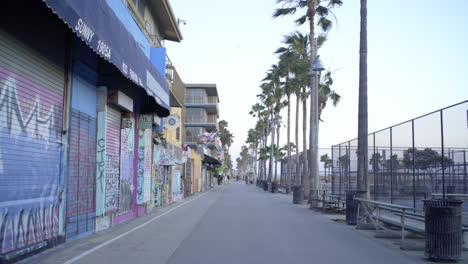 Gehen-Sie-Während-Der-Quarantäne-Am-Strand-Von-Venedig-Spazieren