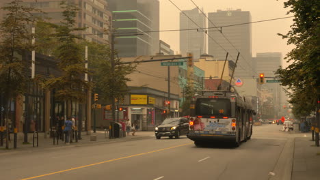 Tram-Stopped-At-Helmcken-Street-In-Vancouver,-BC