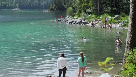 La-Gente-Disfruta-Del-Buen-Tiempo-En-El-Lago-Eibsee