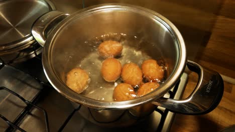 Kochen-Von-Eiern-Im-Stahltopf-Mit-Einem-Knisternden-Ei