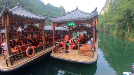 Barcos-Turísticos-Navegando-Entre-Un-Paisaje-Kárstico-Increíblemente-Hermoso-Que-Rodea-El-Lago-Baofeng,-Wulingyuan,-Parque-Forestal-Nacional-De-Zhangjiajie,-Provincia-De-Hunan,-China,-Asia