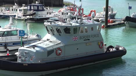 Oficial-De-La-Fuerza-Fronteriza-Trabaja-En-Un-Barco-En-Los-Muelles-De-Dover,-Reino-Unido