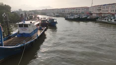 Mersing,-Malasia---1-De-Agosto-De-2020:-Ambiente-Tranquilo-Por-La-Mañana-En-El-Embarcadero-De-Pescadores-En-Mersing-Town,-Johor,-Malasia