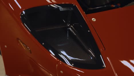 Grandes-Faros-De-Fibra-De-Carbono-En-Un-Ford-Gt-Gt3-Rojo