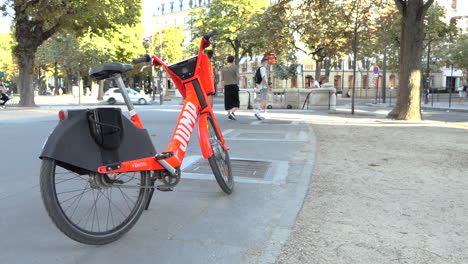 Jump-Red-Dockless-Electric-Bike-Gekauft-Von-Uber-Geparkt-In-Der-Nähe-Einer-U-bahnstation