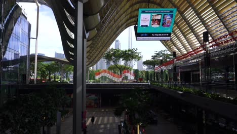 High-Endt-South-Beach-Tower-Complex-Mit-Skyline-Von-Singapur-Im-Hintergrund