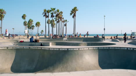 Patinadores-Abordando-En-El-Parque-De-Patinaje-De-Venice-Beach-En-El-Soleado-Día-De-California