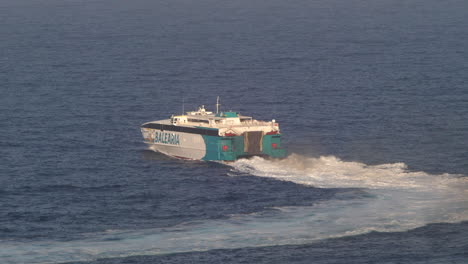 Ferry-Aislado-En-El-Océano-Con-Emisiones-De-Gases-De-Escape-Slomo