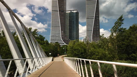 Punto-De-Vista-En-Bicicleta-A-Través-Del-Galardonado-Puente-Peatonal-Mimico-Creek