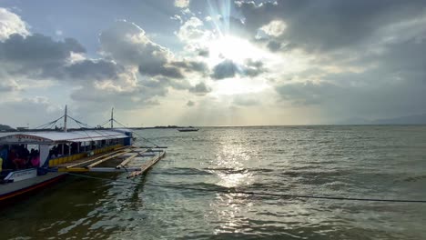 Gente-Descargando-Del-Barco-Bangka-Turístico-Filipino-Atracado