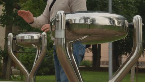 Varón-Aficionado-Tocando-La-Lengua-De-Acero-De-Percusión-Cuenco-De-Tambor-En-El-Espacio-Urbano-Público