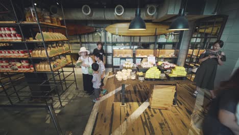 Familia-Japonesa-Comprando-Comida-En-El-Club-Harie-J&#39;oublie-Le-Temps-En-Shiga,-Japón---Toma-Completa-En-Cámara-Lenta