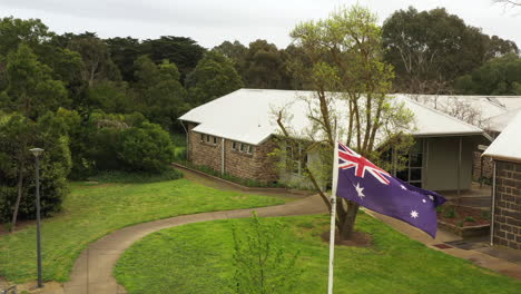 Vuelo-Aéreo-Más-Allá-De-La-Bandera-Australiana-En-Los-Terrenos-De-La-Escuela-Primaria