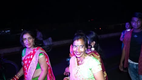 Gente-Bailando-Salvajemente-En-La-Calle-En-El-Baraat-De-La-Boda-India