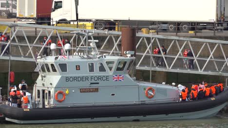 Oficiales-De-La-Fuerza-Fronteriza-Descargan-Nuevos-Inmigrantes-Llegados-Al-Puerto-De-Dover,-Reino-Unido