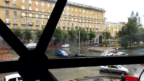 Saint-Nicholas-Chappelle-En-La-Ciudad-De-Novosibirsk,-Rusia,-Desde-El-Interior-Del-Edificio-Vista-En-Movimiento-Time-Lapse-Shot-Con-Alto-Tráfico-Y-Gente-Caminando