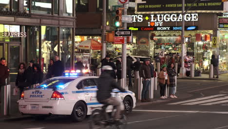 Coche-De-Policía-De-La-Policía-De-Nueva-York-Por-La-Noche-En-Times-Square