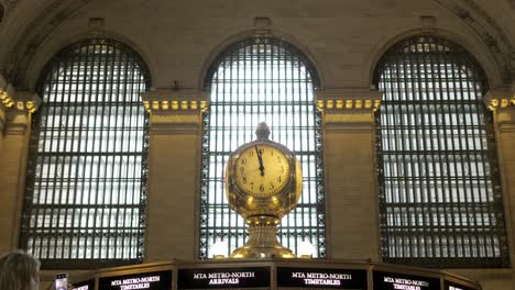 Gran-Reloj-De-Taquilla-De-La-Estación-Central-Con-Ventana-Caminantes-Y-Pasajeros