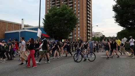 Crowd-marching-from-Monroe-Park-toward-the-Capitol-building-on-Main-Street