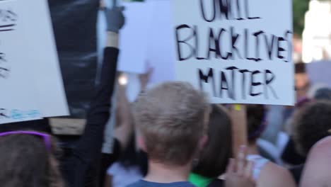 Dynamische-Bewegungsaufnahme-Von-Blm-Plakaten,-Die-Positive-Veränderungen-Fordern