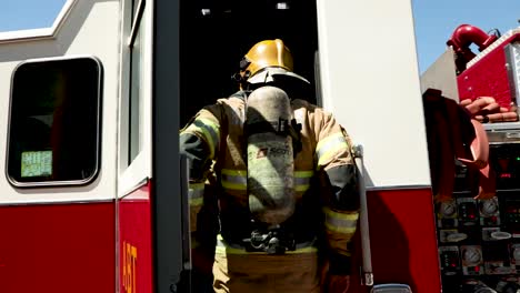 Los-Bomberos-Responden-A-Un-Incendio-En-Un-Centro-De-Tratamiento-Hospitalario-Covid-19