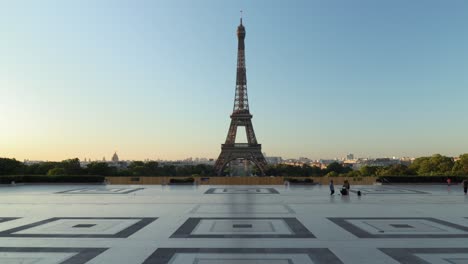 Toma-Amplia-De-La-Grúa-De-La-Torre-Eiffel-Desde-El-Trocadero-Casi-Vacía-Durante-El-Brote-De-Coronavirus,-Vista-Temprano-En-La-Mañana