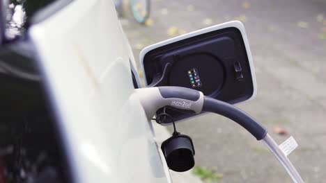 Carga-De-Coches-Eléctricos-Modernos-Y-Libres-De-Emisiones-A-Través-De-La-Tecnología-Plug-in