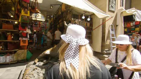 4k-tourists-touching-in-Famous-bronze-boar-at-Mercato-Nuovo-in-Florence