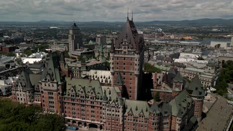 Auge-Aéreo-Del-Hotel-Chateau-Frontenac-Desde-Un-Lado-Durante-El-Cálido-Día-De-Verano