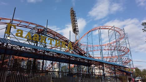 Toma-Panorámica-Del-Parque-De-Atracciones-Vacío-Llamado-Galaxy-En-Novosibirsk,-Rusia