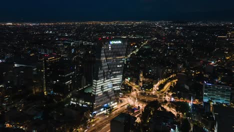 Vista-Aérea-De-Drones-Alrededor-Del-Centro-Comercial-Torre-Manacar-En-El-Barrio-De-Insurgentes-Mixcoac,-Durante-La-Noche,-En-La-Ciudad-De-México,-América---órbita,-Tiro-De-Hiperlapso