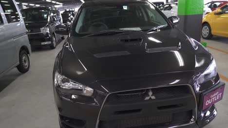 Toma-De-Arco-De-Un-Mitsubishi-Evo-X-Negro-Estacionado-En-Una-Plataforma-De-Estacionamiento