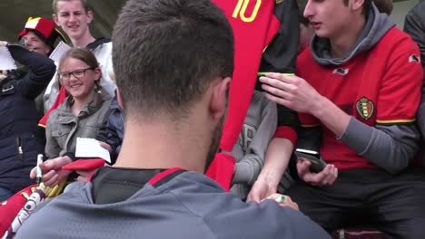 Eden-Hazard-Gibt-Jungen-Fußballfans-Autogramme