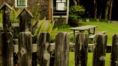 Zu-Fuß-An-Einem-Wetterfesten,-Mit-Einem-Vogelhaus-Geschmückten-Zaun-Am-Hafen-Der-Küstenwache-Von-Orford-Heads,-Oregon,-Im-Pazifischen-Nordwesten-Vorbei