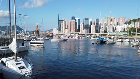 Boats-anchored-at-Causeway-bay-typhoon-shelter,-located-by-the-famous-Jardine-noonday-Gun