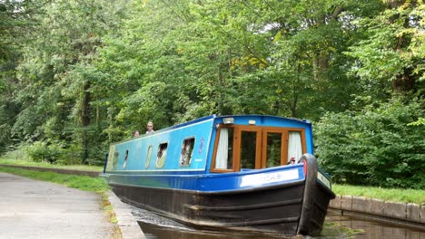 Historischer-Britischer-Staycation-Kanalboottourismus,-Der-Durch-Beruhigendes-Walisisches-Waldgrün-Steuert