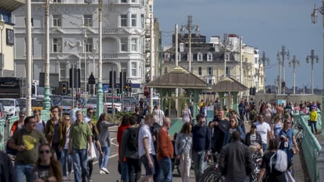 Lapso-De-Tiempo-De-Multitudes-De-Personas-Y-Tráfico-En-El-Paseo-Marítimo-De-Brighton-Uk