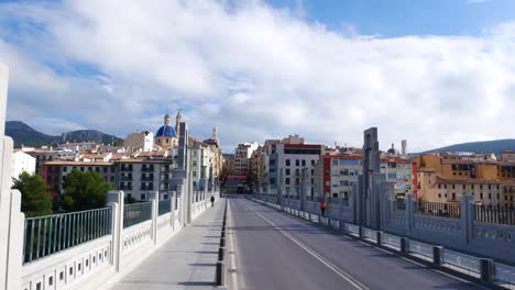 Incline-Hacia-Arriba-La-Toma-De-Un-Coche-De-Policía-Que-Patrulla-El-Puente-De-San-Jorge-En-Alcoy,-España