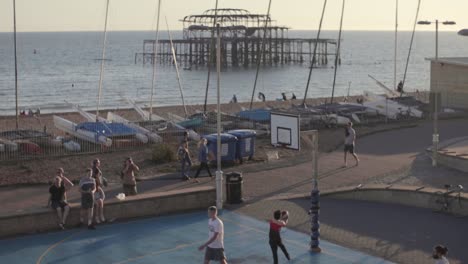 Cancha-De-Baloncesto-Al-Aire-Libre-Junto-A-La-Playa