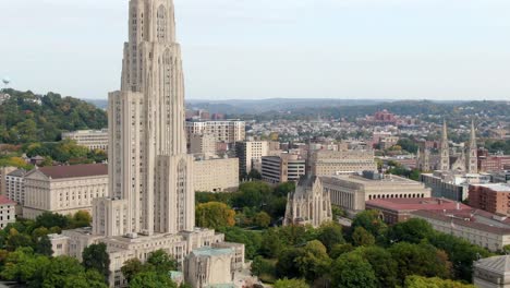 Antena-Cinematográfica-Ascendente-De-La-Catedral-Del-Aprendizaje-En-El-Campus-De-Pitt,-Universidad-De-Pittsburgh,-Pensilvania,-Estados-Unidos